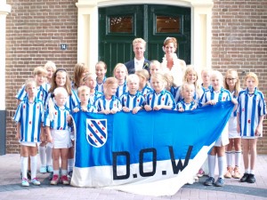 dow jeugd samen met bruidspaar op de foto